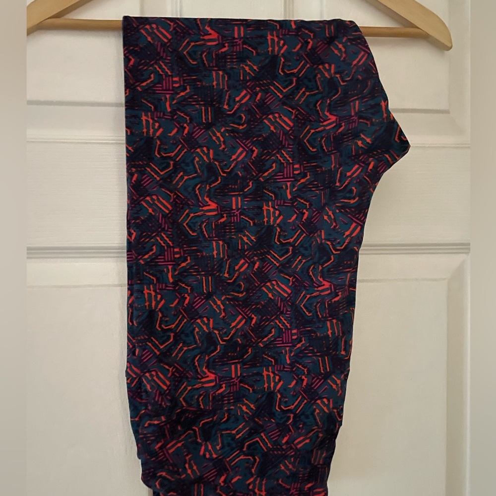 Pink multicolored LulaRoe leggings size tall & curvy